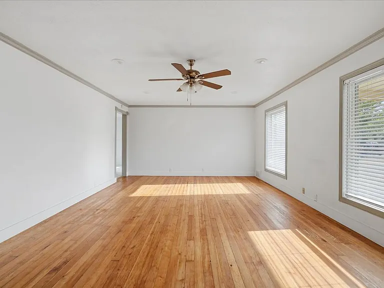 1011 Walnut St — Photo 4