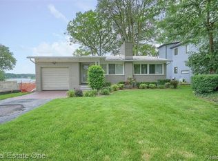 3280 Edgewood Park Dr, Commerce Township, MI 48382