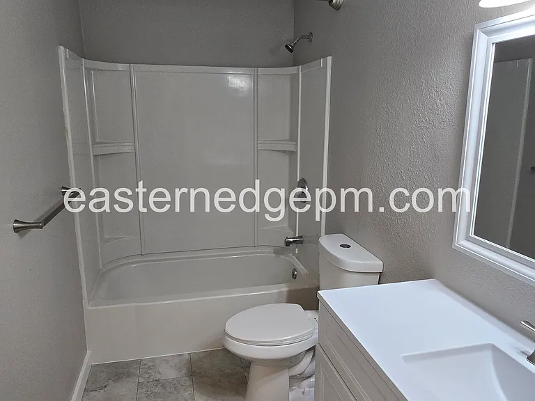 630 SW 24th St #5 — Photo 5