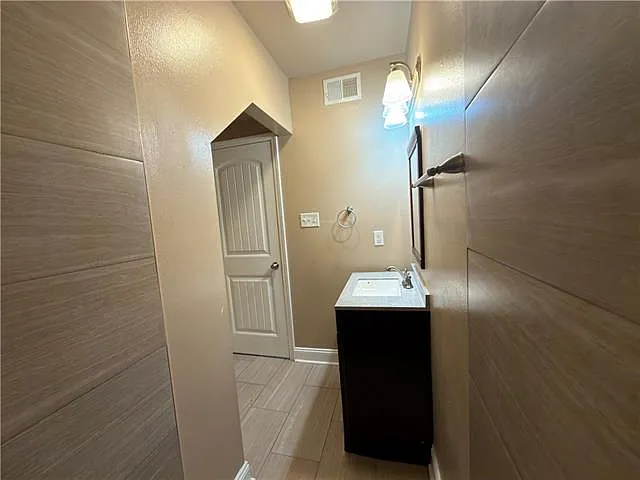 2233 Franklin Ave — Photo 12