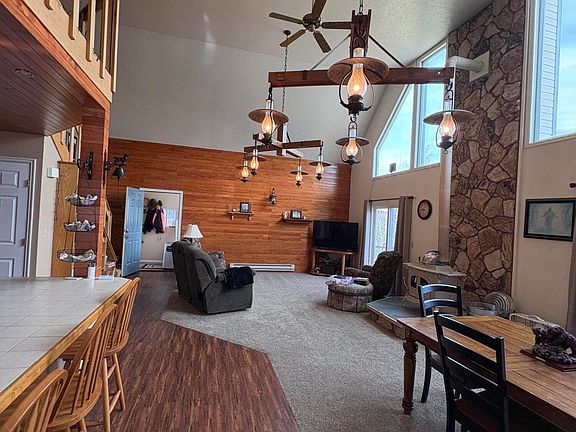 5th image of 881 Mountain View Dr