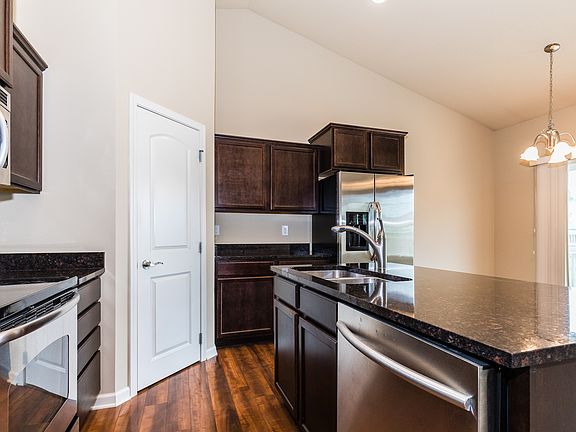 5th image of 1015 Bellflower Dr