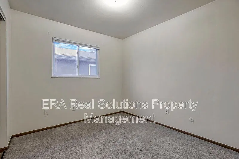 3 bed, 1.0 bath, 884 sqft, $995 — Photo 3