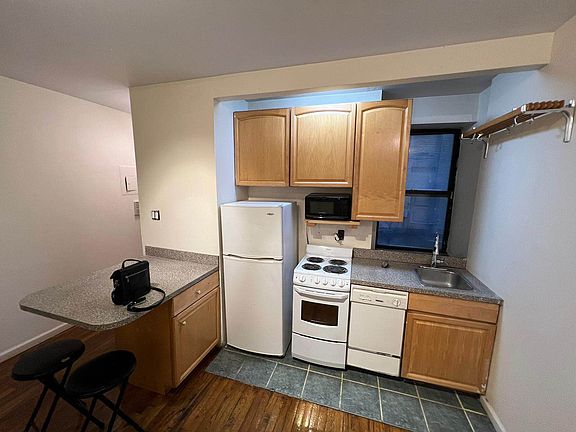 2nd image of 536 E 5th St APT 1