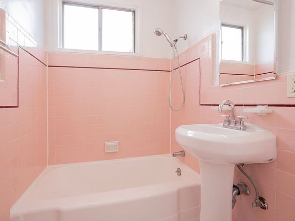 3rd image of 133 S Croft Ave APT 1