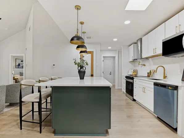 2102 Avignon Dr, Carrollton, TX 75007