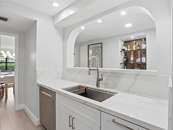 5th image of 830 Greensward Ct APT 106