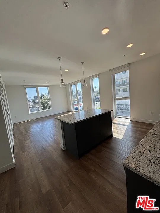 1 bed, 1.0 bath, $2,050 — Photo 2
