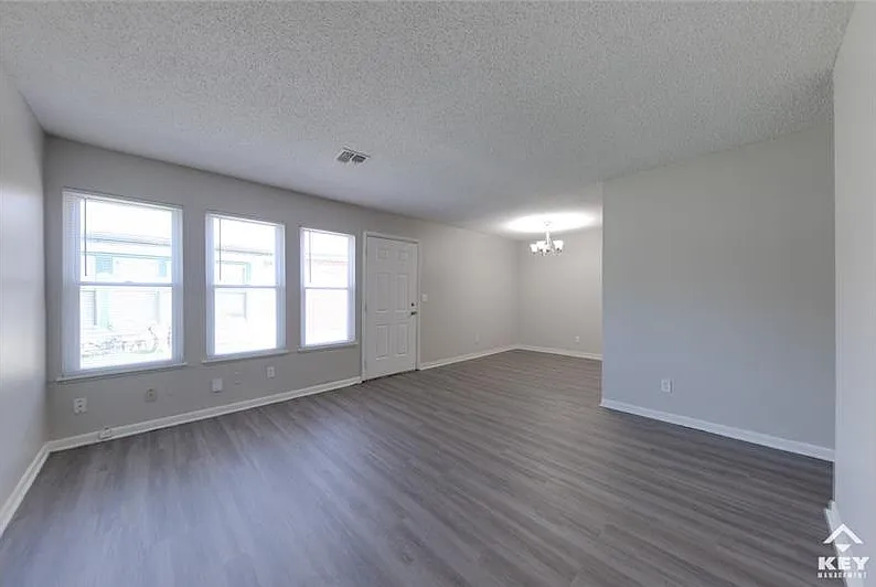3 bed, 990 sqft, $800 — Photo 3