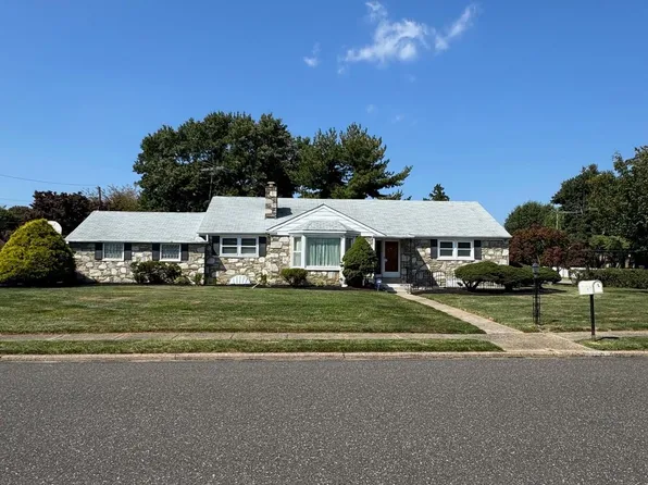 3990 Berton Rd, Huntingdon Valley, PA 19006