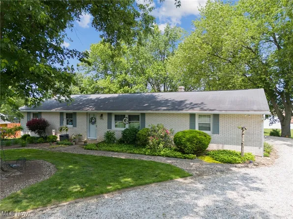 5725 Grove St, Louisville, OH 44641
