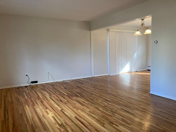 4th image of 162 Railroad Ave