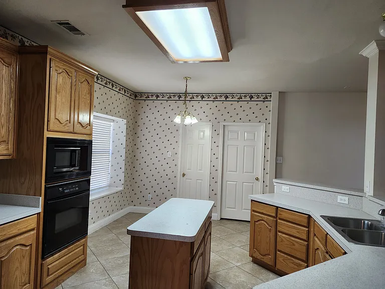 1329 Kingsley Ct — Photo 5