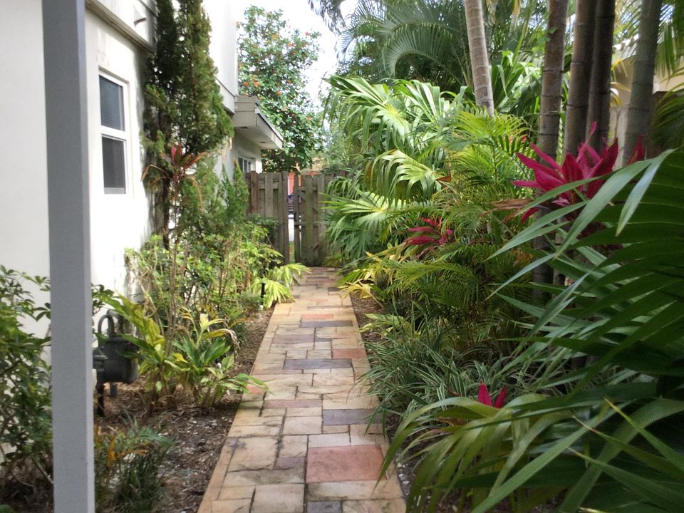 Majestic entrance pathway