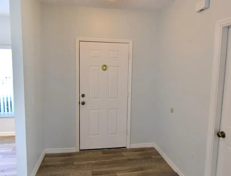 553 Hummingbird Ct — Photo 2