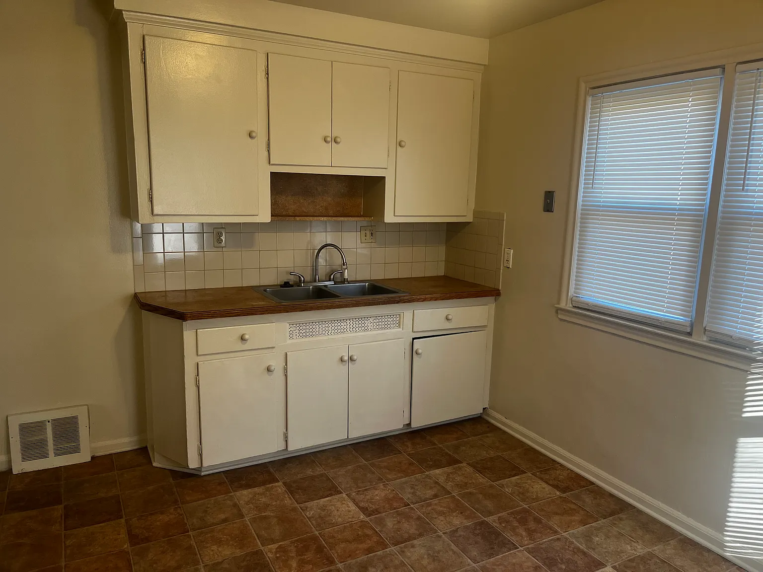 3 bed, 1000 sqft, $1,200 — Photo 2
