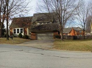 6724 Caenen Lake Rd, Shawnee, KS 66216