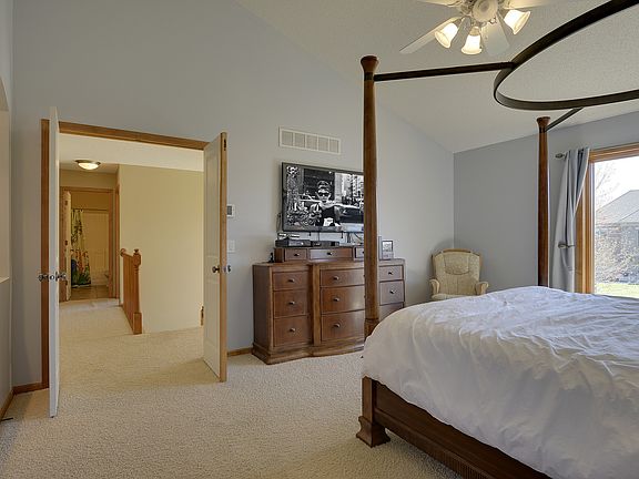 4th image of 822 Ramsey Ave