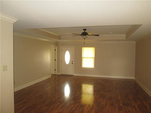 5th image of 621 Emerald Ave