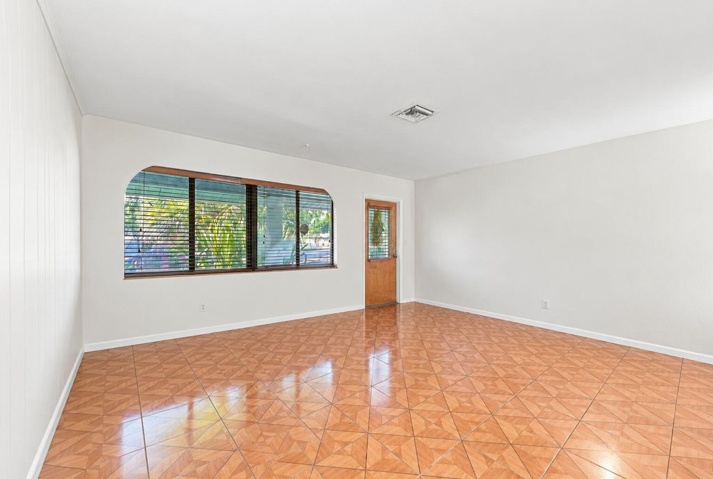 2511 NE 12TH Court, photo 4