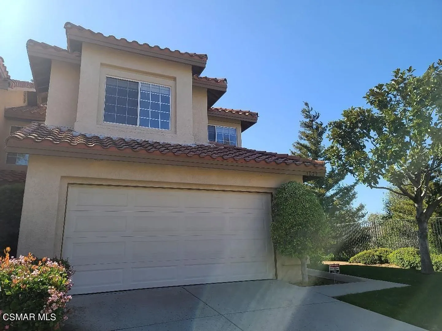 Move right into this lovely 3 bedroom + 3 bathroom, light and bright townhome — Photo 1