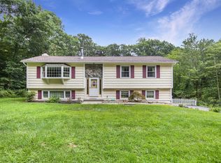 32 Blueberry Ln, Stormville, NY 12582
