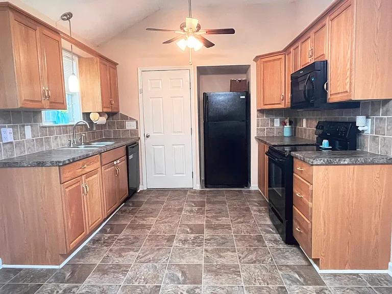 109 Drennan Ln — Photo 7