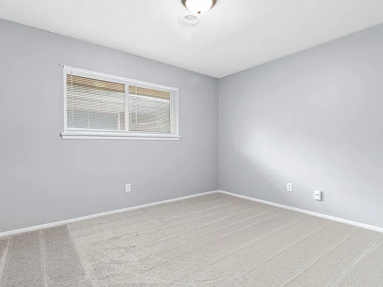 509 White City Blvd — Photo 11
