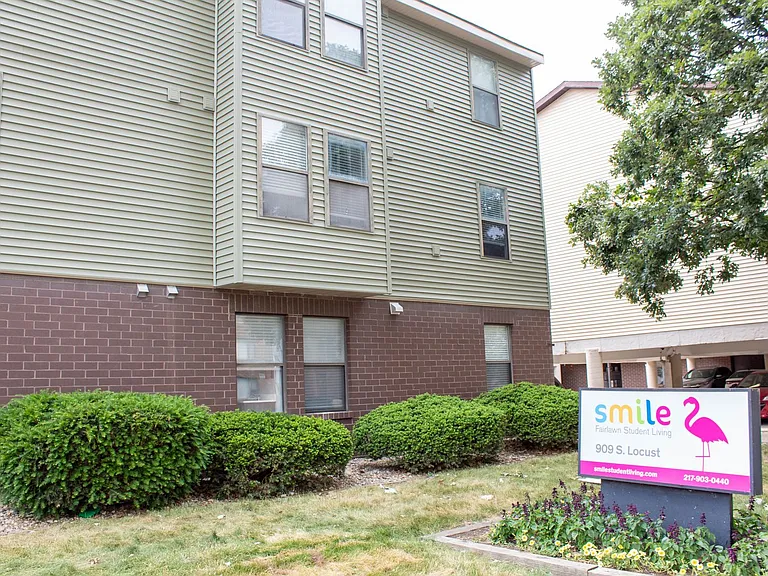 909 S Locust St — Photo 1