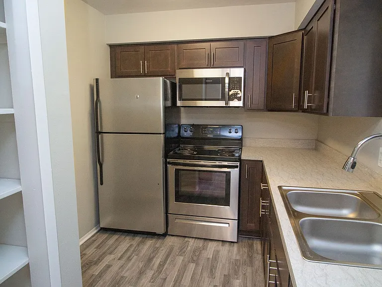 Whispering Winds Apartments — Photo 4