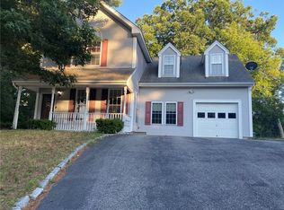 2 Evergreen Ct, Coventry, RI 02816