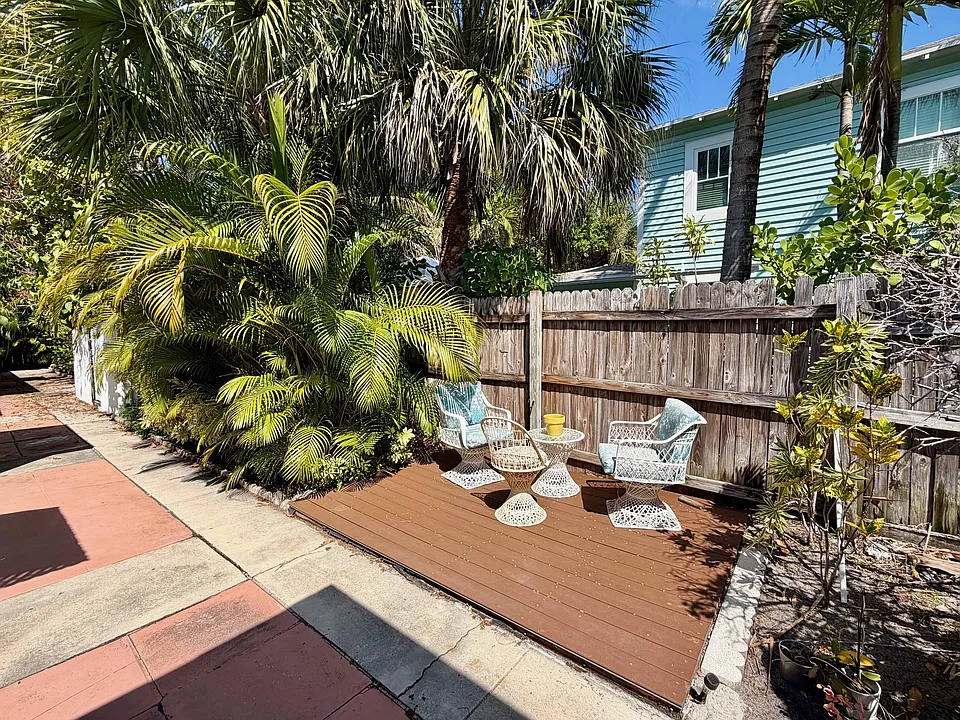 223 & 231 S Palmway