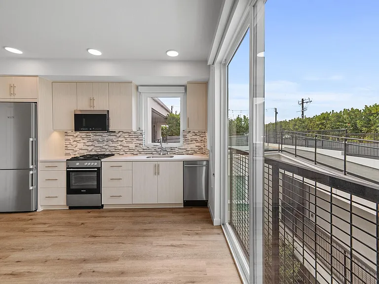 Vantage Mar Vista — Photo 38