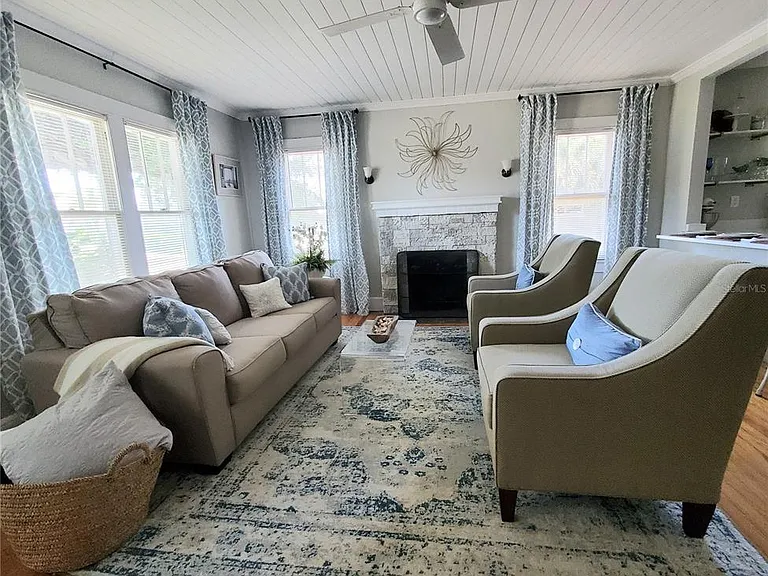 410 N Oleander Ave — Photo 3