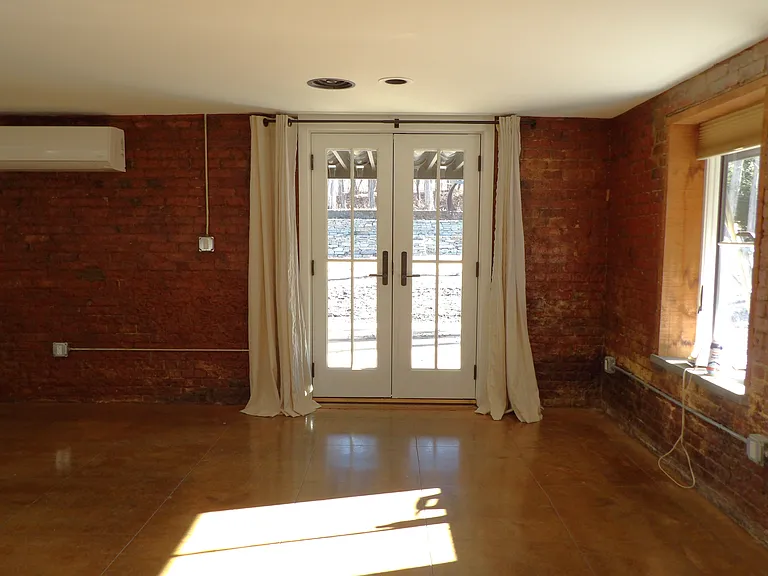 131 Montgomery St — Photo 27