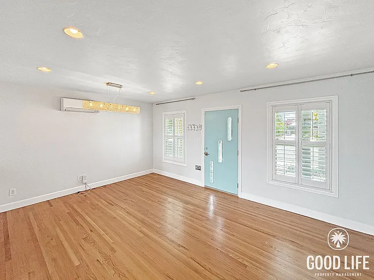 4241 E Overlook Dr — Photo 3