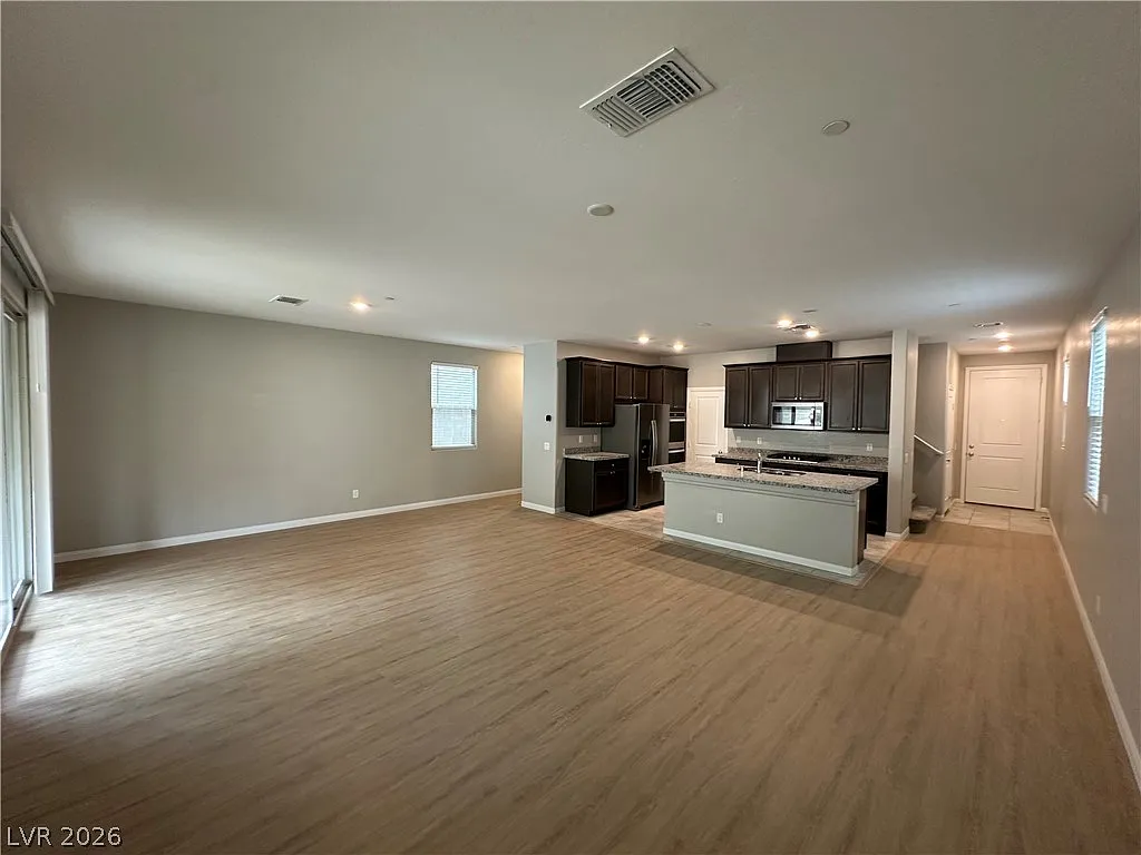 4 bed, 2.5 bath, 2077 sqft, $2,750 — Photo 2