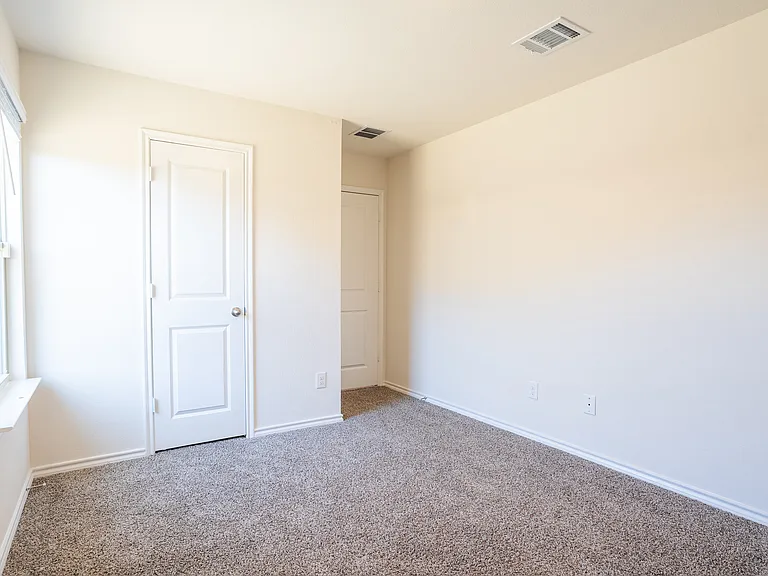 1833 Pecan Valley Dr — Photo 7