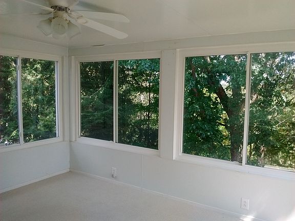 3rd image of 10 Lakeview Ter