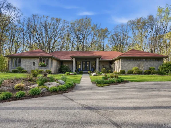 2846 Duana Dr, Milford, MI 48380