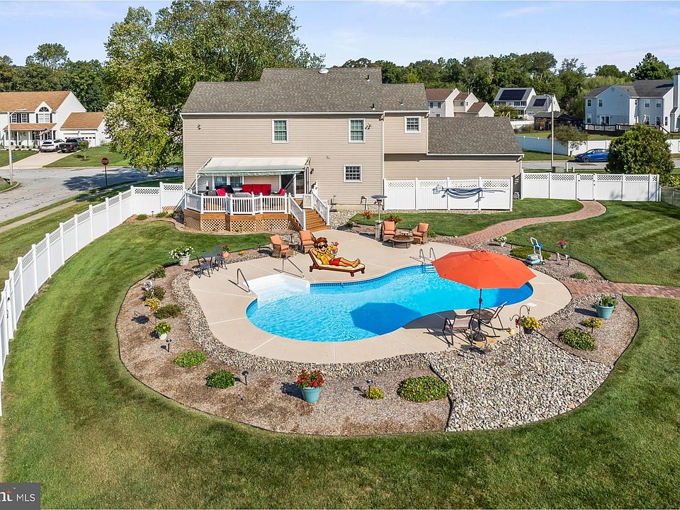 1st image of 1414 Swan Ln