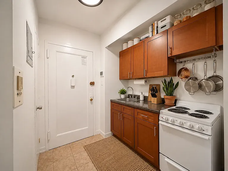 515 E 6th St #C4 — Photo 2