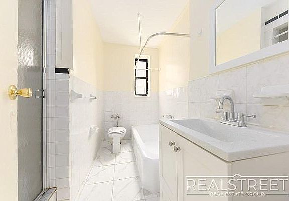 5th image of 100 E 21st St APT 621