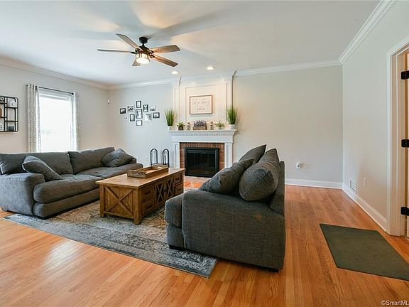4th image of 51 Fox Hollow Ln