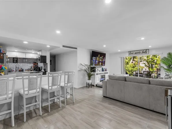 13700 SW 62nd St APT 244, Miami, FL 33183