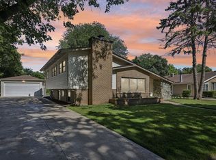 195 7th St, Wheeling, IL 60090