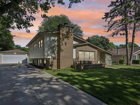 195 7th St, Wheeling, IL 60090