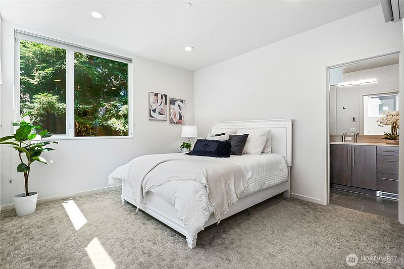 5th image of 3929 2nd Avenue NE