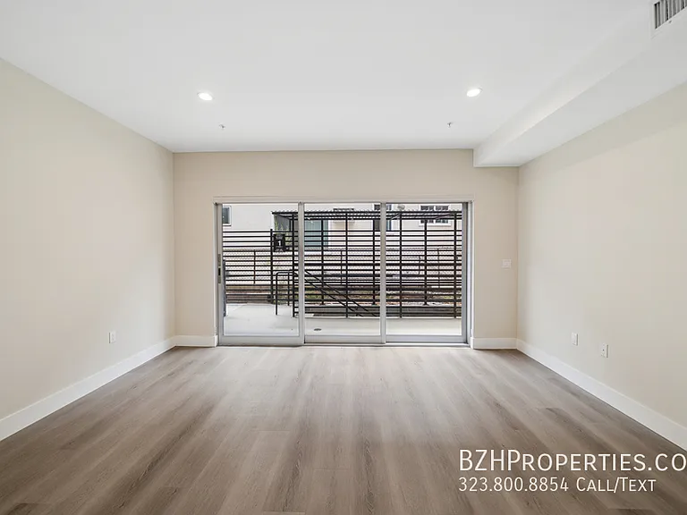 1223 N Hayworth Ave — Photo 22