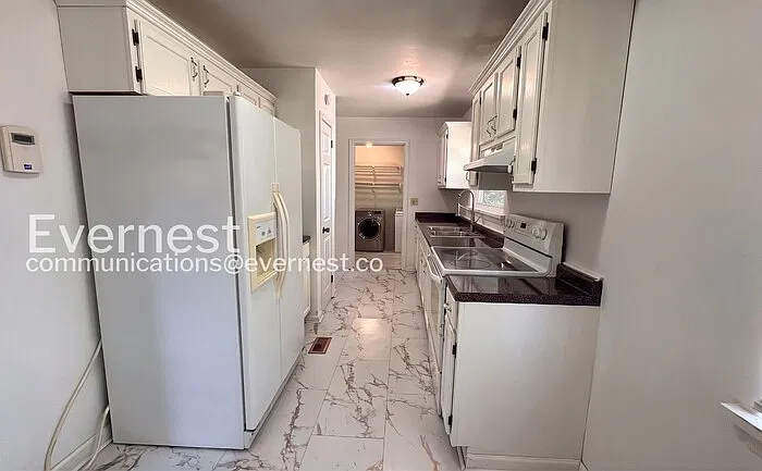 3 bed, 1.0 bath, 1061 sqft, $1,095 — Photo 4